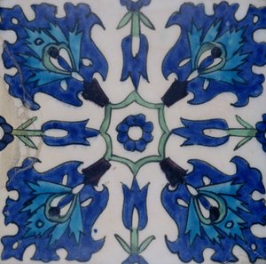 Iznik-laatta kukkakuvioinnilla (keramiikka värillisellä aluslasilla) tekijältä Turkish School