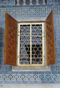 Vuonna 1648 rakennetun ympärileikkaushuoneen ulkopinnan kaakelointi tekijältä Turkish School