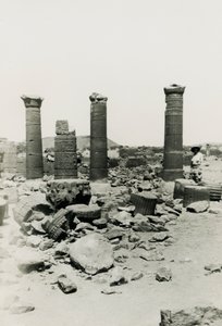 Pylväitä ja temppelin raunioita suuressa aitauksessa, Musawwarat es Sufra, Sudan, valokuvaaja Ugo Monneret de Villard. tekijältä Ugo Monneret de Villard