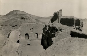 Pyhän Simeonin luostarin suuri linnoitus (qasr), näkymä käytävään ennen sen kaivamista, Assuan, Egypti, valokuvaaja Ugo Monneret de Villard. tekijältä Ugo Monneret de Villard
