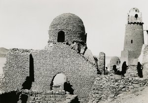 Al-Mashhad al-Baharin minareetti ja moskeijan rauniot, lähellä Assuania, Egypti, valokuvaaja Ugo Monneret de Villard. tekijältä Ugo Monneret de Villard