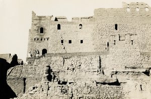 Pyhän Simeonin luostari restauroinnin jälkeen, Assuan, Egypti, valokuvaaja Ugo Monneret de Villard.
