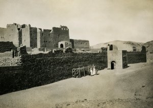 Pyhän Simeonin luostari ja sen itäseinämä, Assuan, Egypti, valokuvaaja Ugo Monneret de Villard. tekijältä Ugo Monneret de Villard