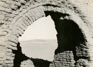 Kirkon rauniot aavikolla, yksityiskohta kupolin riipuksesta, Adindan, Egypti, valokuvaaja Ugo Monneret de Villard. tekijältä Ugo Monneret de Villard