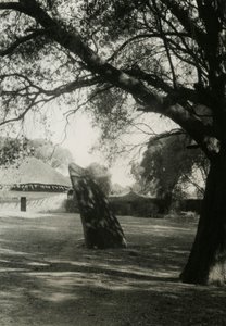 Pylväs Axumissa, Etiopiassa, valokuvaaja Ugo Monneret de Villard, n. 1937. tekijältä Ugo Monneret de Villard