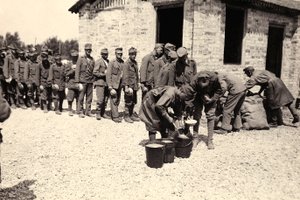 Itävaltalaiset vangit Bagnaria Arsassa, Udinen, Italia, 02.04.1916 (b/w kuva)