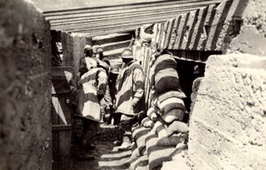 Uudet italialaiset juoksuhaudot, etenemisen jälkeen Itävallan alueelle Selzin laitamilla, ensimmäisen maailmansodan aikana, 04-07/1916 (b/w kuva)