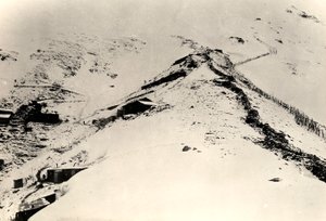 Kaivaukset ja aidat Monte Neron rinteillä ensimmäisen maailmansodan aikana (m/v kuva)
