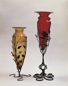 Lähikuva kahdesta maljakosta rautatelineissä, Murano, Venetsia, Veneto, Italia tekijältä Umberto Boccioni