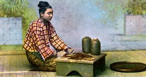 Burmalainen nainen valmistamassa sikareita, 1900-luku tekijältä Unbekannt