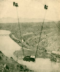 Urakoitsijan moottoria heilutettiin kanjonin poikki, Rio Grande River, New Mexico, 1930. tekijältä Unbekannt