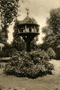 Dovecote - Dowager Marchioness of Buten puutarhassa, St. Johns Lodge, Regents Park, 1920. tekijältä Unbekannt