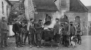 Saksan armeijan kenttäkeittiö ranskalaisessa kylässä, ensimmäinen maailmansota, 1915 tekijältä Unbekannt