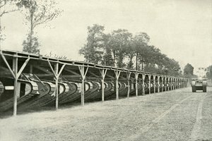Brittiläisten tankkien puisto aivan etulinjan takana, 1919. tekijältä Unbekannt