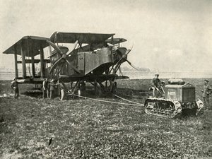 Pieni moottoritraktori saa valtavan R.A.F:n Pommikone asentoon..., 1919. tekijältä Unbekannt