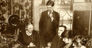 Perhe kuuntelee vuosien 1923 ja 1935 parlamenttivaalien tuloksia. tekijältä Unbekannt