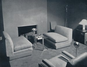 Russel Wrightin suunnittelema takkaryhmä olohuoneessa, 1935 tekijältä Unbekannt