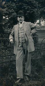 Mies puku ja keilahattu yllään c1910 tekijältä Unbekannt