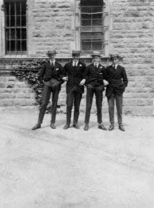 Ryhmä koululaisia tai opiskelijoita, 1900-1930-luku tekijältä Unbekannt