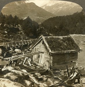 Hirsistä rakennettu mylly ja vesipyörähiomakivi Stalheims-joella, Naerodal, Norja, n. 1905. tekijältä Unbekannt