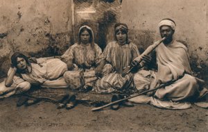 Valokuva, joka kuvaa perinteisiä arabialaisia ihmisiä, vuodelta 1909 tekijältä Unbekannt