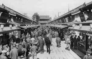Rivi kauppoja Asakusassa, Tokiossa, 1900-luku tekijältä Unbekannt