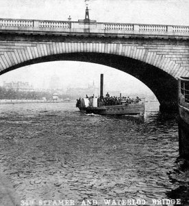 Höyrylaiva, joka kulkee Waterloo Bridgen alta Lontoossa, 1900-luvun alku tekijältä Unbekannt