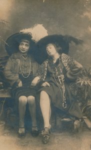 Studiovalokuva kahdesta naisesta, vuodelta 1910 tekijältä Unbekannt