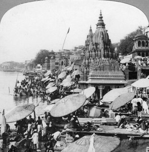 Temppeli ja ghatit Gangesissa Benares Varanasissa, Intiassa, 1900-luku tekijältä Unbekannt