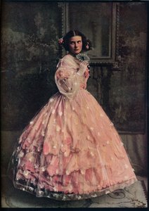 Vaaleanpunaista silkkiä kolmihousuinen pallomekko, jossa päällyspuku valkokukkaista sideharsoa, 1850-60, c1913 tekijältä Unbekannt