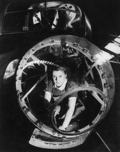 Nainen työskentelee Lancaster-pommikoneessa, toinen maailmansota, 1940-luku tekijältä Unbekannt