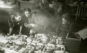 Moskovan taideteatterin näyttelijät valmistelevat lahjoja Puna-armeijalle, Neuvostoliitto, 1943 tekijältä Unbekannt