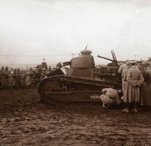 Etenee panssarivaunuilla, c1914-c1918 tekijältä Unbekannt