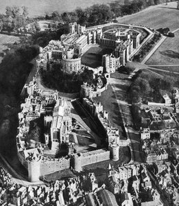 Ilmakuva Windsorin linnasta, St Georges -kappeli etualalla, 1935 tekijältä Unbekannt