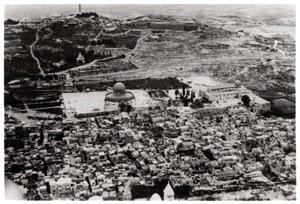 Ilmakuva Omarin moskeijasta, Jerusalem, Palestiina, Zeppelinistä, 1931 1933 tekijältä Unbekannt