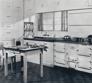 Aga Heat Ltd. Malli F Aga liesi suureen taloon viimeistelty mustalla ja kermanvärisellä lasimaisella emalilla tekijältä Unbekannt