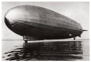 Ilmalaiva LZ127 Graf Zeppelin laskeutui Bodenjärvelle Saksassa, 1933 tekijältä Unbekannt