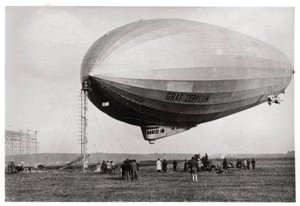 Ilmalaiva LZ127 Graf Zeppelin kiinnitetty Loewentaliin, Saksaan, 1933 tekijältä Unbekannt