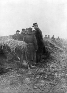Albert I, Belgian kolmas kuningas, vierailee Avecapellen haudoissa, Belgiassa, 1915 tekijältä Unbekannt