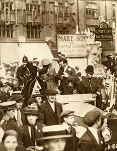 Alcock ja Brown... ensimmäisen välilaskuttoman transatlanttisen lennon jälkeen Lontoossa kesäkuussa 1919, 1935. tekijältä Unbekannt