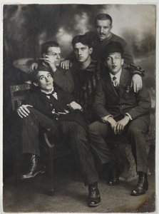 Aleksei Kruchenykh, David Burlyuk, Vladimir Majakovski, Nikolai Burljuk ja Benedict Livshits, 1913. tekijältä Unbekannt