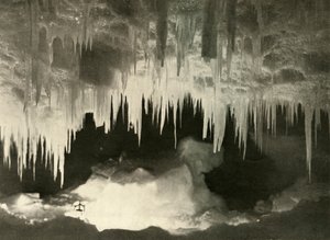 Jääluola talvella, c1908, 1909. tekijältä Unbekannt