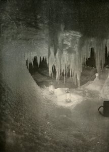 Jääluola talvella. Valokuvaaja: The Light of Hurricane Lamps, c1908, 1909. tekijältä Unbekannt