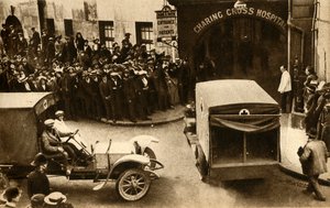 Ambulanssi ajaa Charing Crossin sairaalaan uhreja..., Lontoo, 1914, 1933. tekijältä Unbekannt
