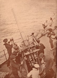 Ilmatorjuntatykki toiminnassa brittiläisellä taistelulaivalla, vuodelta 1917 1919 tekijältä Unbekannt