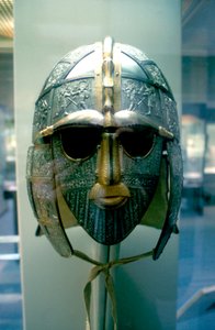 Anglosaksinen kypärä ja naamio Sutton Hoo Treasuresta, 7th Century tekijältä Unbekannt
