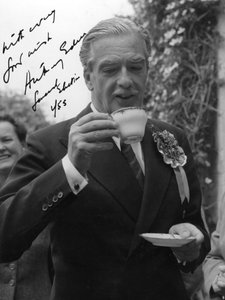 Anthony Eden, brittiläinen konservatiivipoliitikko, juo kupillisen teetä, 1955 tekijältä Unbekannt