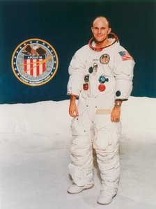 Apollo 16:n astronautti Thomas Mattingly avaruuspuvussa, 1971 tekijältä Unbekannt