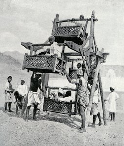 Arabialaiset lapset nauttivat isosta pyörästä, 1922 tekijältä Unbekannt