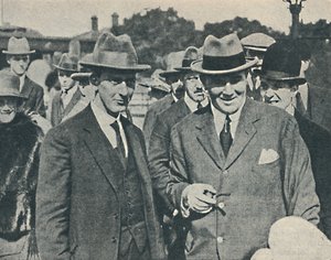 Saapuminen Englantiin. Kapteeni Cecil Foster ja hänen yliupseerinsa Gravesend, elokuu 1923, 1936 tekijältä Unbekannt